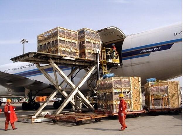 国际空运：深圳、广州、香港等机场几十家国际知名航空公司直航及中转世界各地的货运业务，与十多家知名航空公司建立了密切的合作关系，能够在确保舱位的前提下获得理想的协议运价。同时，与香港同行强强联合，优势互补，对货量充足的航线推出自己的包板、包舱服务以降低运营成本。TEL：18925830376，QQ：824325082